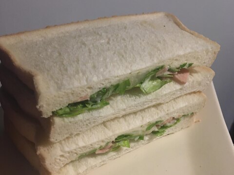 セロリ、じゃがいも、魚肉ソーセージのサンドイッチ